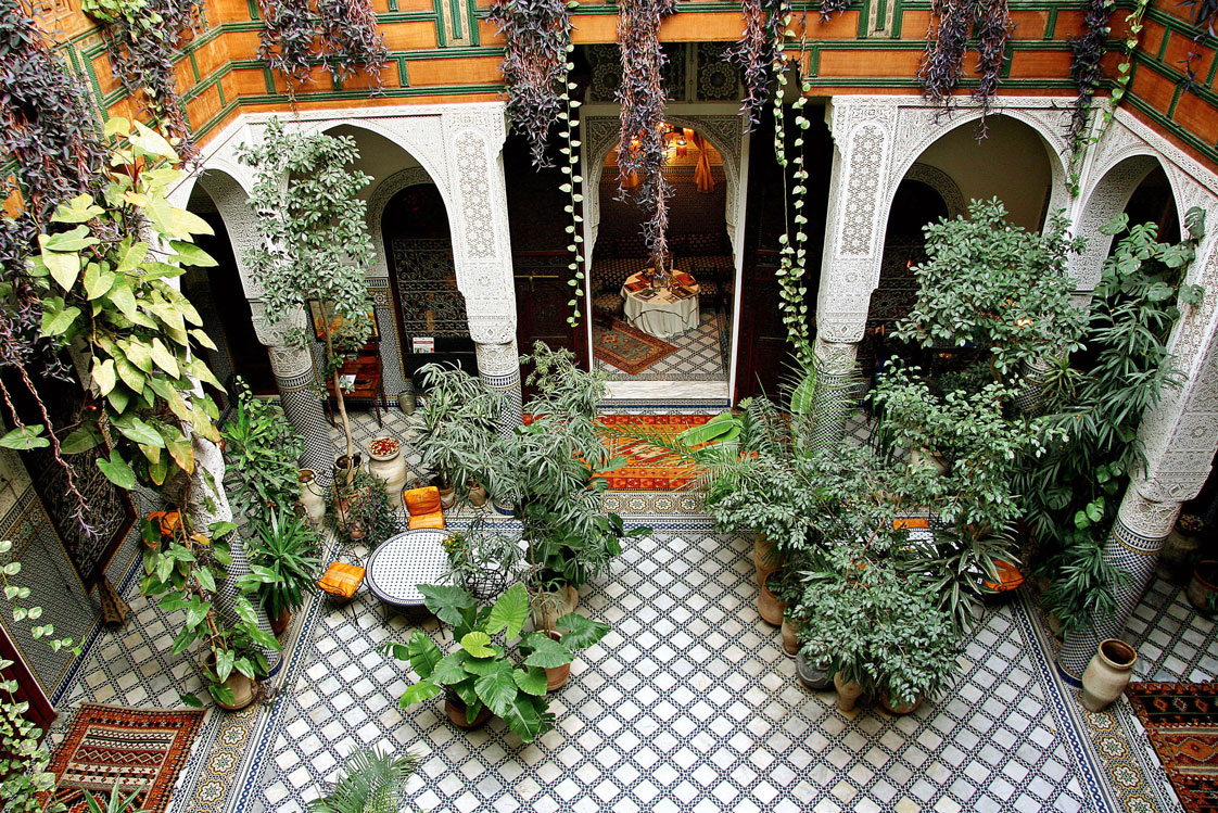 Orientalisch Viel Grün, warme Farben und Muster, die an »Tausendundeine Nacht« erinnern.