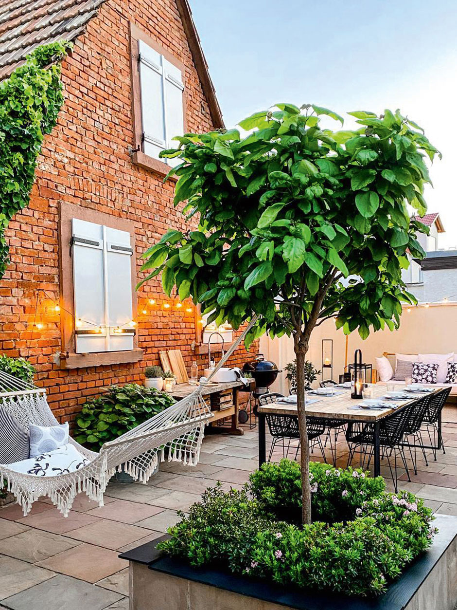 Zusammenkommen Patios sind perfekt für lange Abende mit Freund:innen und Familie. Alles, was es braucht, sind Platz und das richtige Ambiente.
