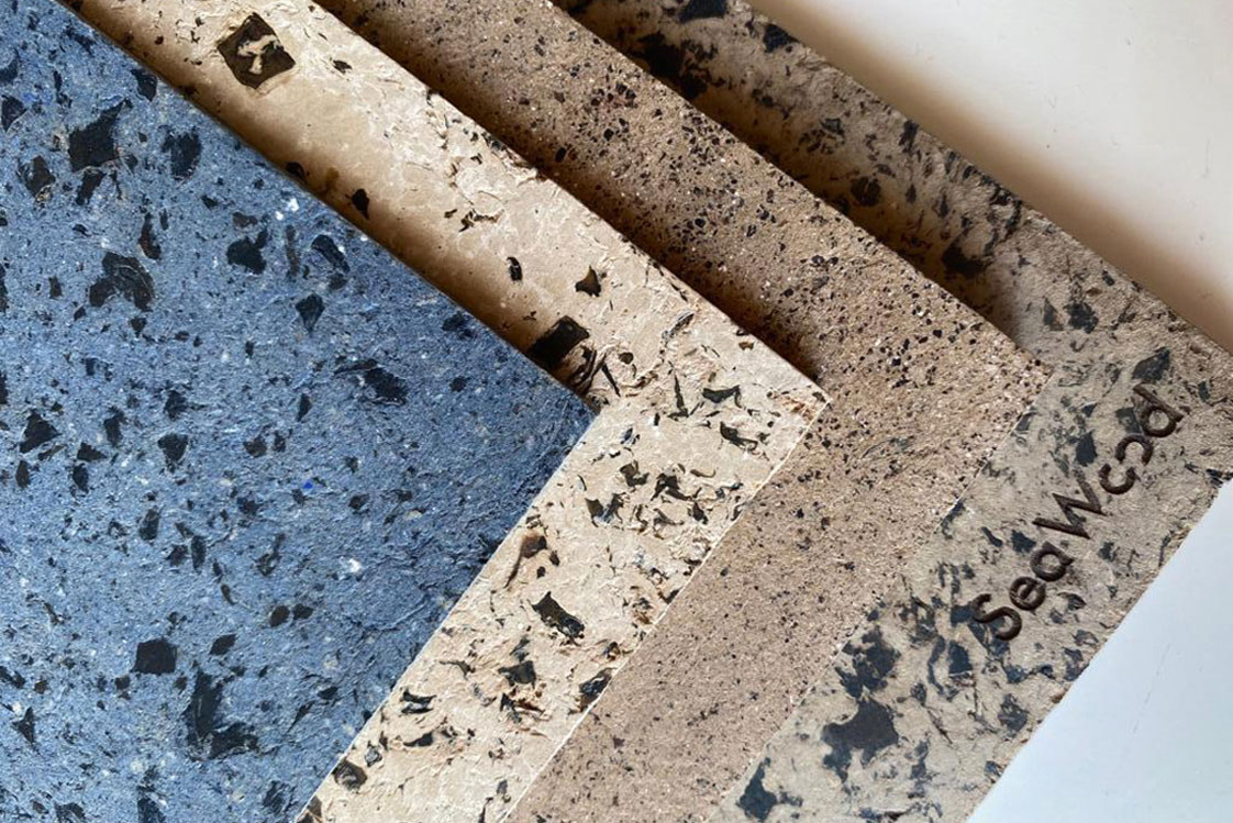 Klopf auf Meerholz Für viele Nachhaltigkeitsexpert:innen das nächste große Ding: »SeaWood«. Die Platten aus Seegras werden unter anderem zu Interior oder Wandverkleidungen verarbeitet.&nbsp;blueblocks.nl