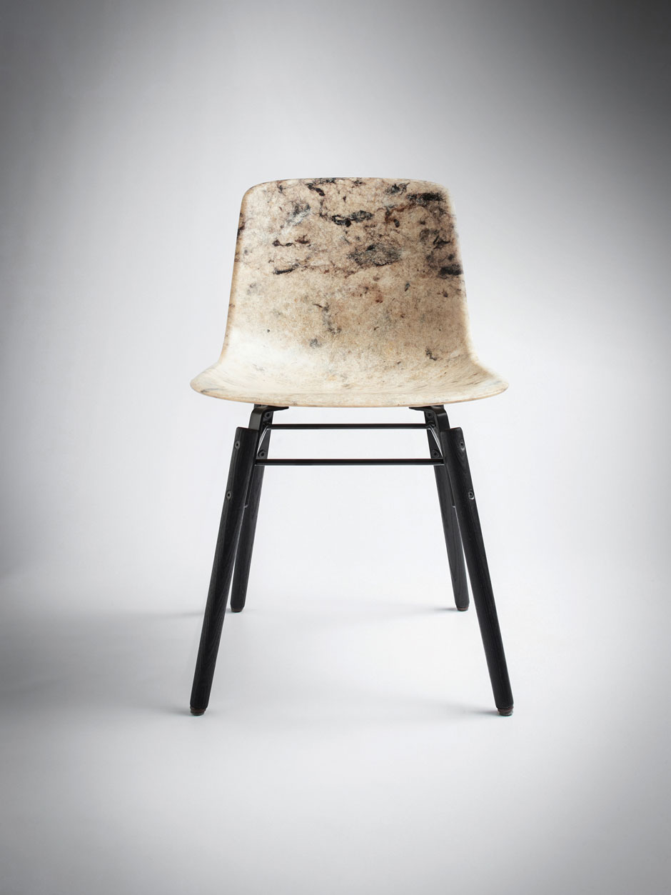 Bitte Platz nehmen Hart wie Fiberglas wird diese Wolle, sobald sie mit recycelten Kunstharzen versetzt wird und für ziemliche solide Tische und Sessel sorgt.&nbsp;solidwool.com 