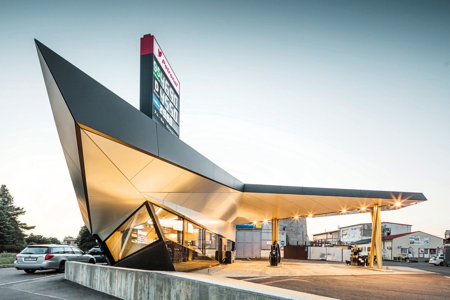 Tankstelle, Prag Jüngstes Beispiel, dass Architektur von Industrie und Gewerbe auch viel kann: Der neue Besitzer der alten Tankstelle im Stil der 80er-Jahre reagierte auf das steigende Verkehrsaufkommen und investierte in eine zeitgemäße Anlage, entworfen von dem Ein-Mann-Büro Daniel Zerzán.