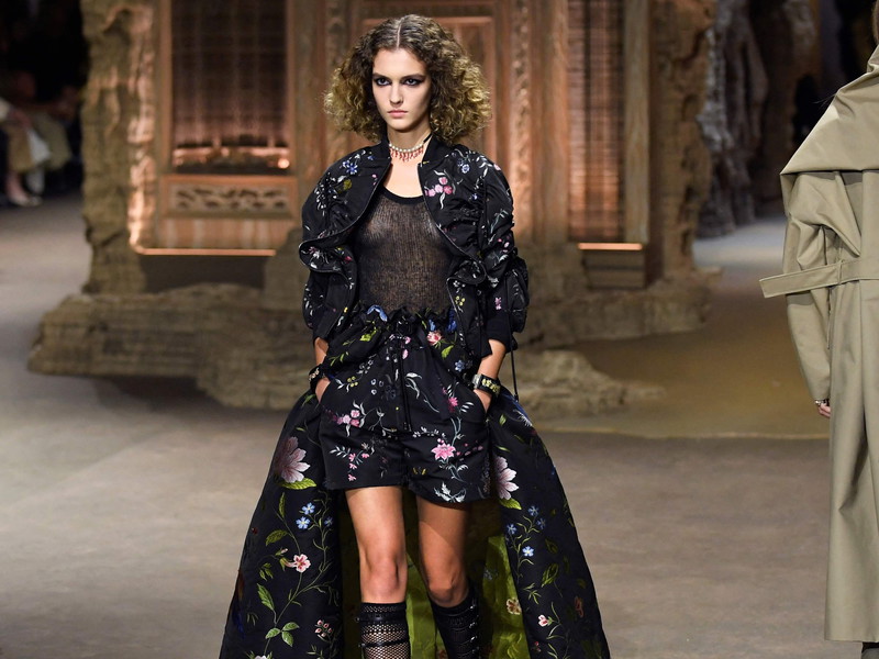 Maria Grazia Chiuri schickte&nbsp;für Dior im Spring 2023 florale&nbsp;Entwürfe auf den Laufsteg,&nbsp; Inspiration war die französische Königin Katharina von Medici. dior.com