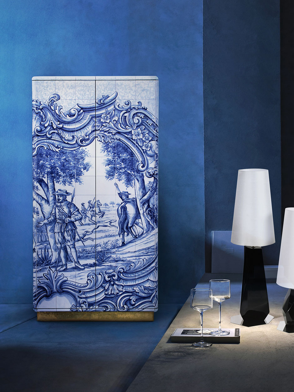 Der »Heritage«-Schrank des Labels Boca do Lobo punktet mit einer Front aus begehrten Azulejo-Fliesen.&nbsp;bocadolobo.com