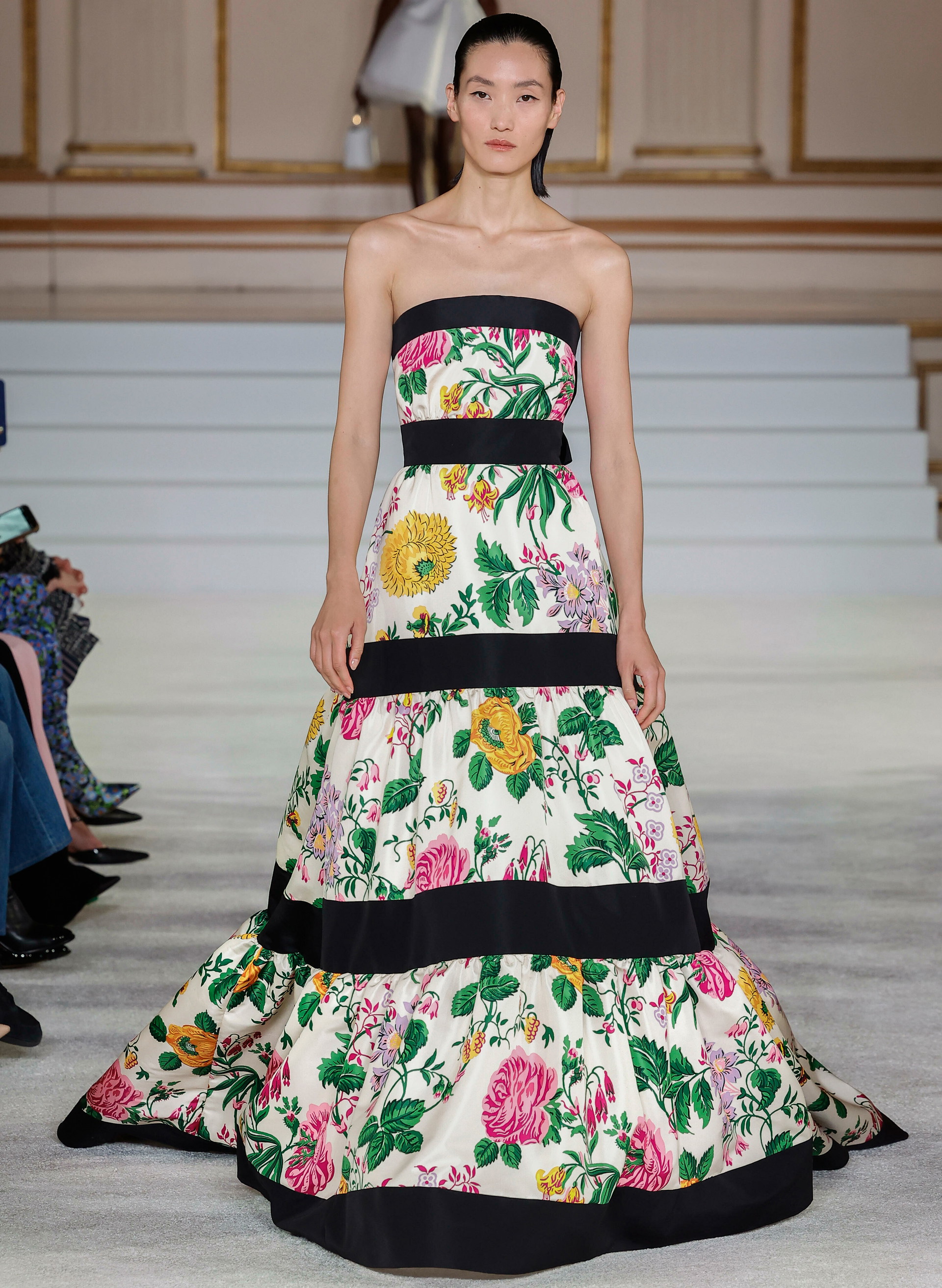 In der neuen Frühjahrskollektion des Labels Carolina Herrera&nbsp;dominieren Rosen und andere&nbsp;Blumen auf Seide und Baumwolle. carolinaherrera.com