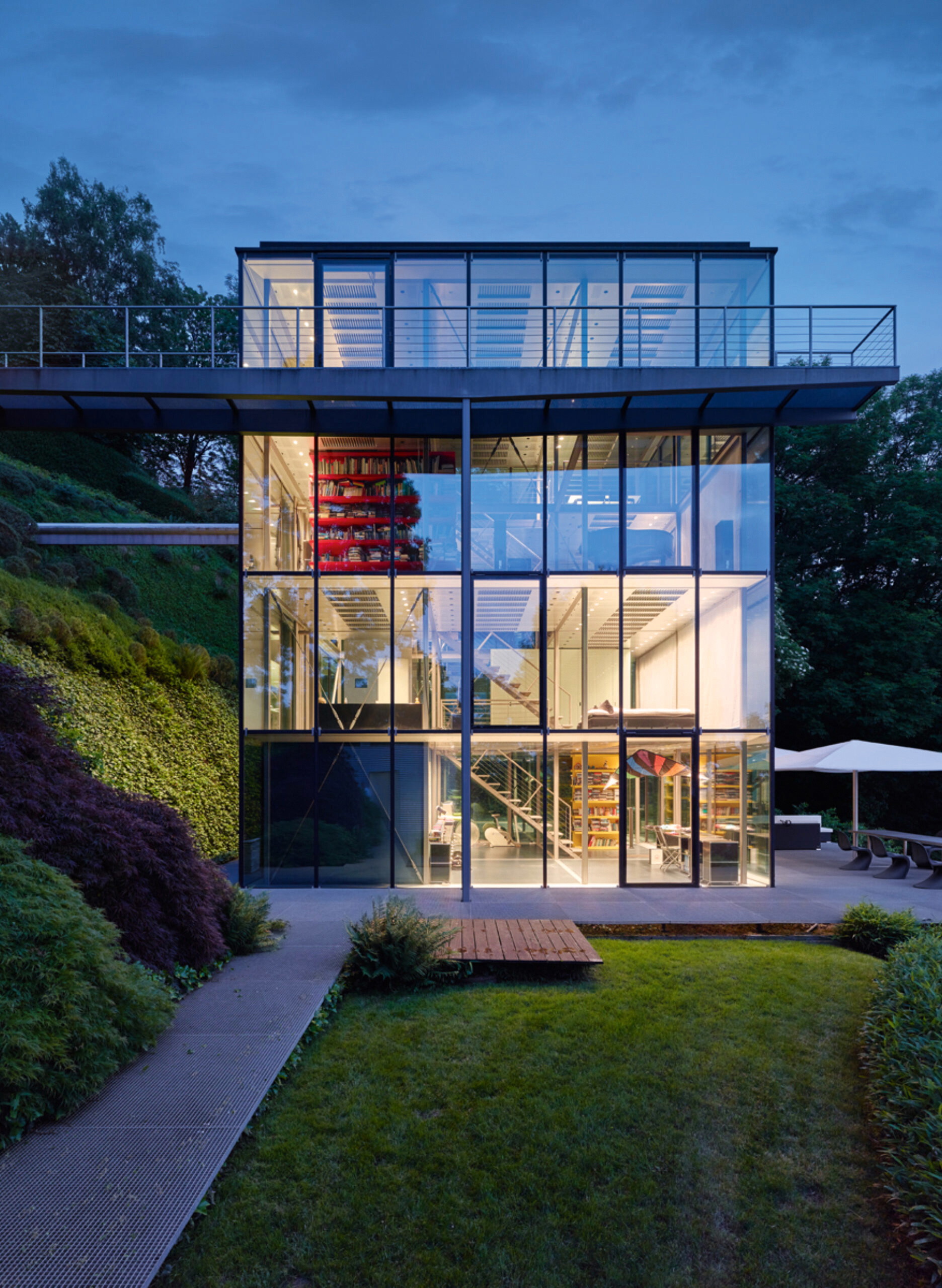 R128, Stuttgart Absoluter Pionierbau von&nbsp;Architekt Werner Sobek.&nbsp;Der viergeschoßige Null­energie-Bau ist vollkommen&nbsp;rezyklierbar und im Betrieb CO2-neutral. Sobek bewies damit schon vor allen&nbsp;anderen, dass nachhaltiges Bauen möglich ist.