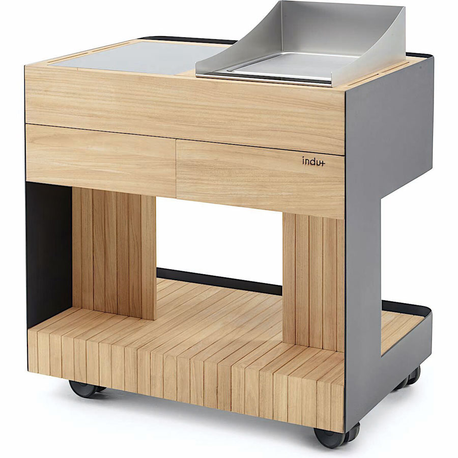 Der »intas«-Trolley von indu+ ist eine mobile Outdoorküche mit Teppanyaki-Kochfeld.&nbsp;induplus.eu