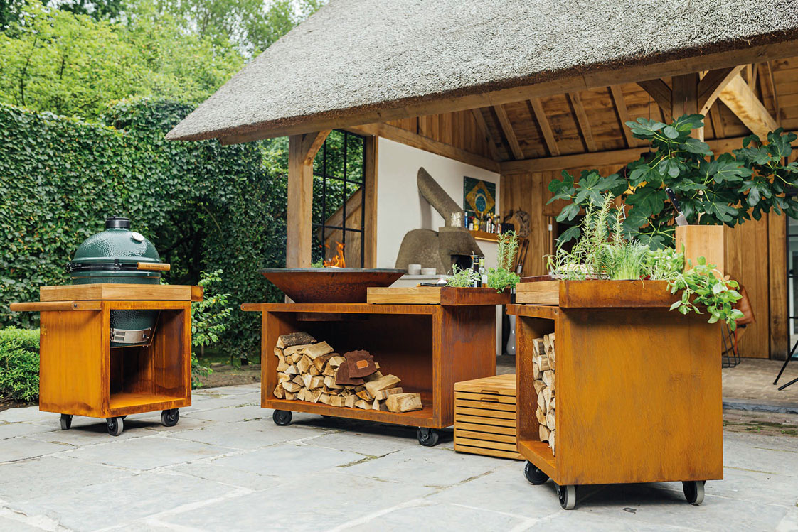 Bekannt für sein Outdoorküchenzubehör und Kocheinheiten, ist OFYR einer der absoluten Experten, wenn es um Outdoor-Cooking geht. Angefangen bei den perfekten Accessoires wie Servierbrettern und Kochbesteck über Anrichten und Grill­platten bis hin zu individuell gestalteten Küchen ­finden Sie hier alles, was das Herz begehrt. ofyr.at