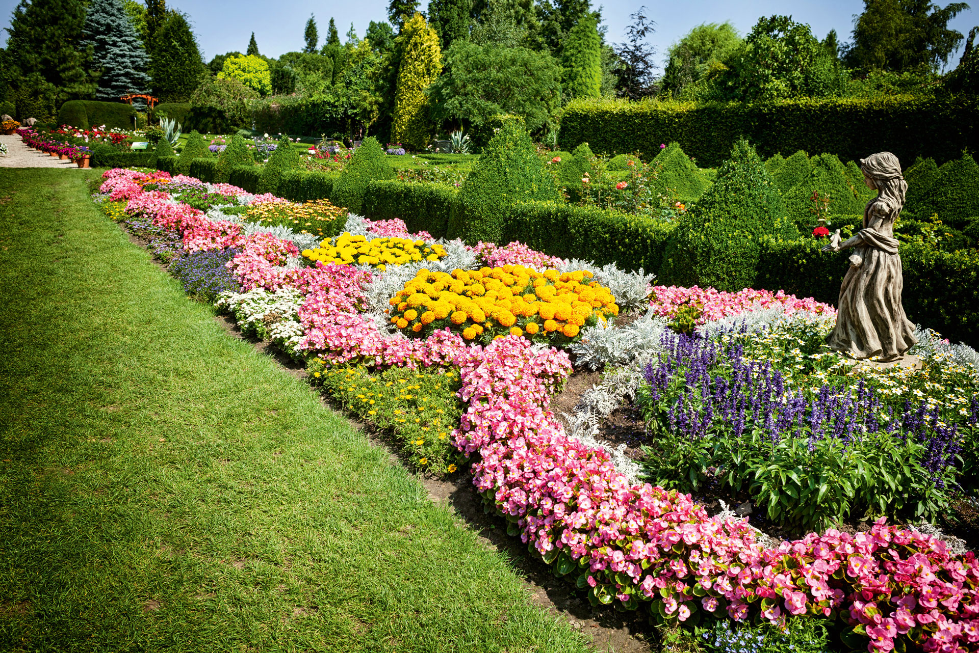 Farben und Formen
Sorgsam angelegte, bunte Blumenbeete und Stauden lösen gerade den Trend der reinen Rasenfläche ab.