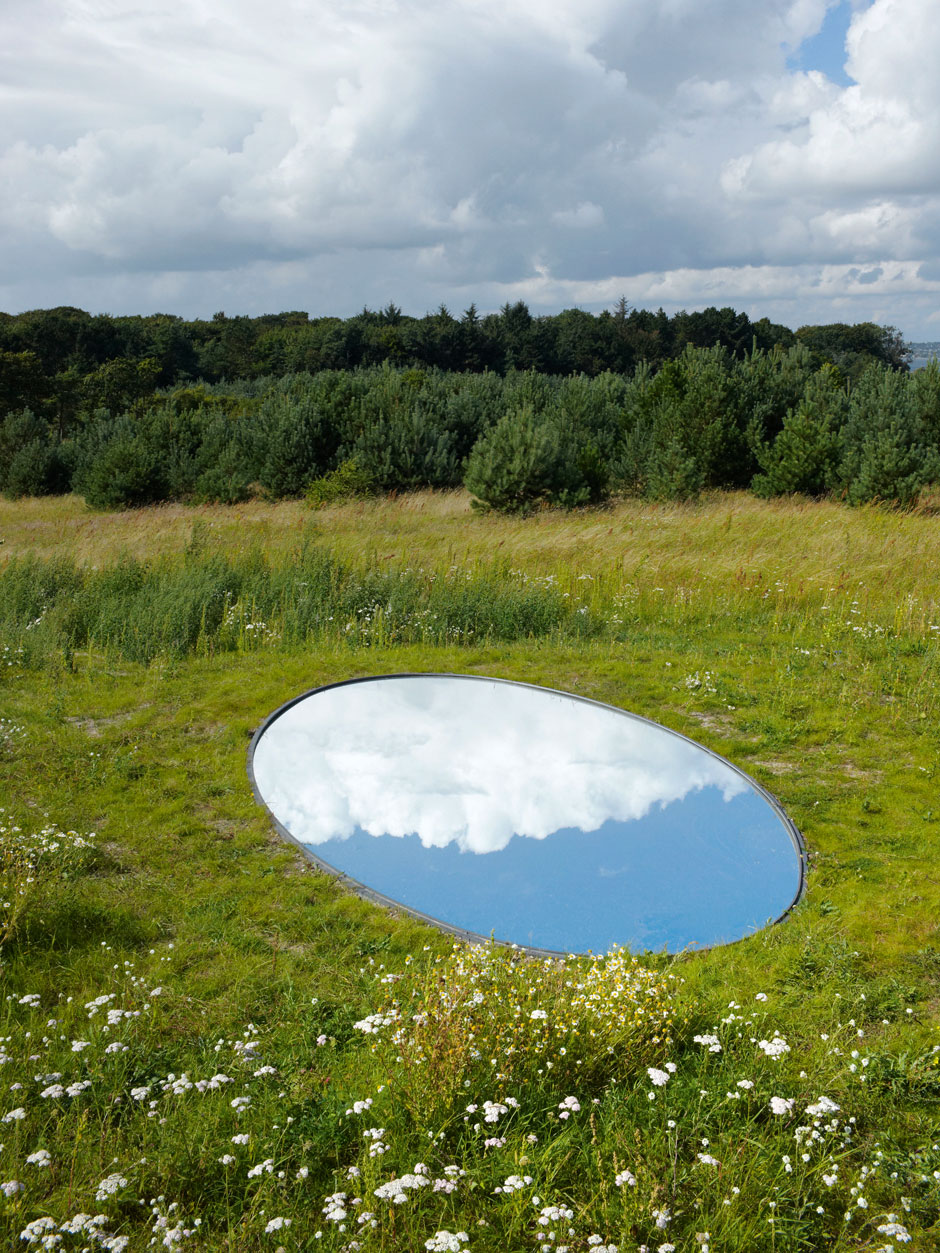 Zur Selbstbespiegelung und Selbstreflexion zwischen Himmel und Erde lädt »Your Glacial Expectations«, 2012, von Ólafur Elíasson ein.