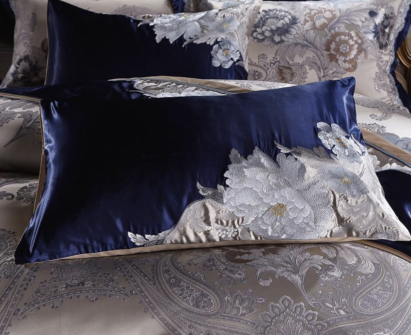 Royal gebettet Bettwäsche in Königsblau mit floralen Ornamenten. Der luxuriöse Bettüberzug aus Ägyptischer Baumwolle und Satin bringt royales Flair nach Hause. Venettodesign.com


