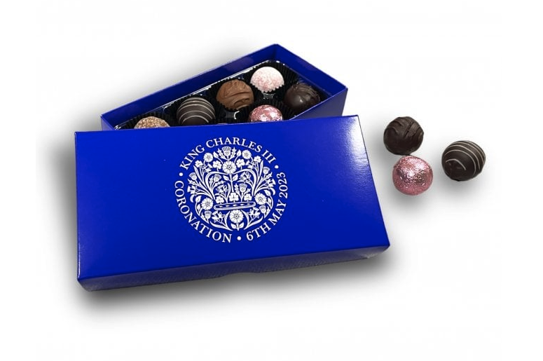 Zum Naschen Um gemütlich die Krönung vor dem Fernseher mitzuerleben und sich dabei die Zeit versüßen, empfiehlt sich die Krönungsschokolade von whitakerchocolates.com