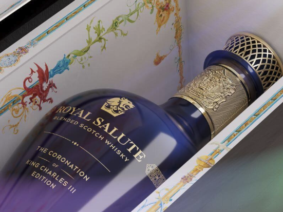 Edler Tropfen Satte 25.000 US Dollar kostet diese Whiskeyflasche. Extra zur Krönung brachte die Whiskey-Marke eine limitierte Auflage von 500 Stück auf den Markt. Royalsalute.com
