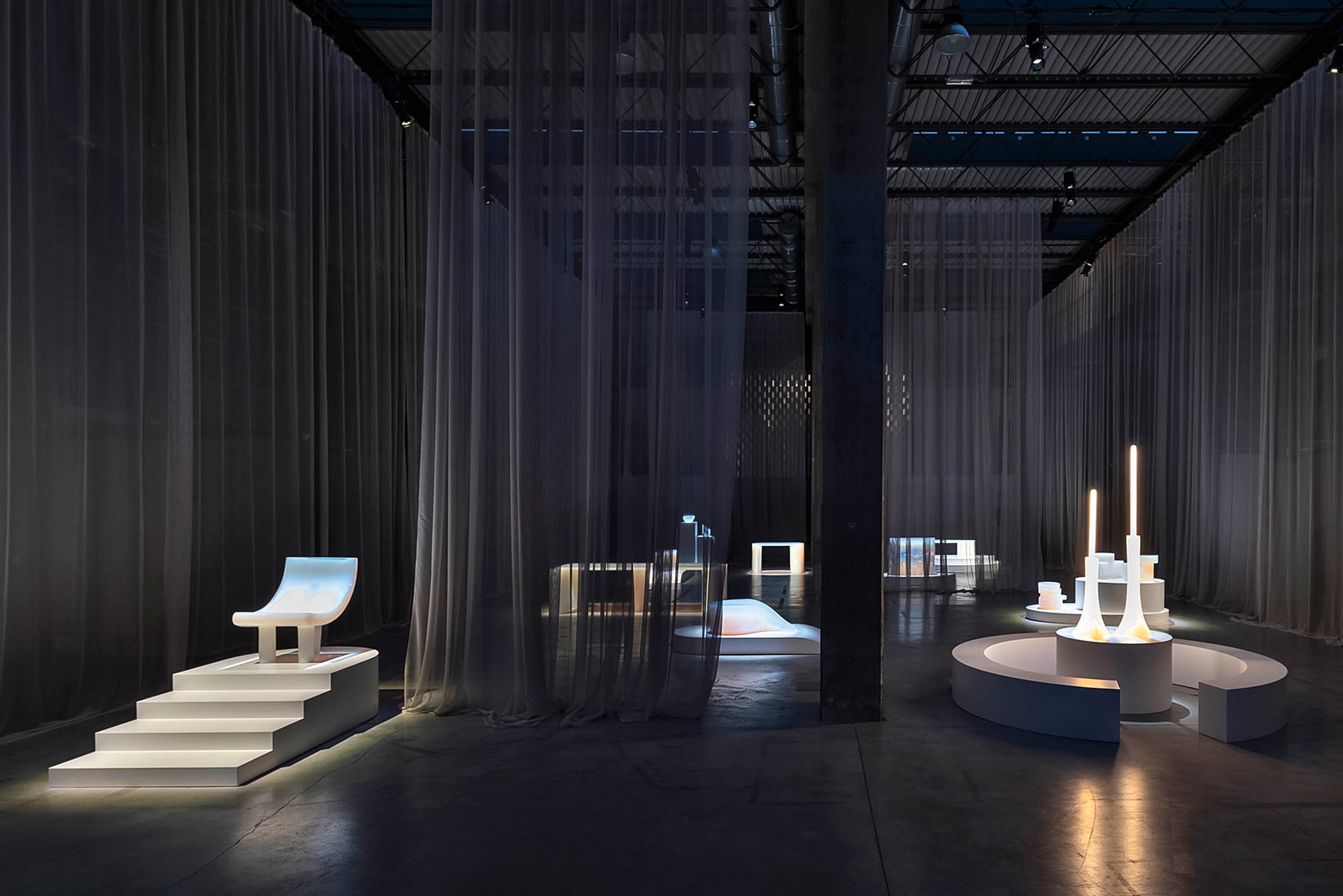 Die Ausstellung des Nilufar Salone 2023, »The Bright Side of Design«, zeigt Sammlungen von sich&nbsp;ergänzenden Kunst- und Designwerken und konzentriert sich auf einen Dialog zwischen alten&nbsp;Meistern wie Osvaldo Borsani, zeitgenössischen Designer:innen und Hersteller:innen wie Michael&nbsp;Anastassiades und Osanna&nbsp;Visconti. Transparente Vorhänge und farbenfrohe Objekte sorgen zwischen den Werken für&nbsp;Auflockerung. nilufar.com