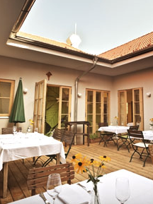 DER FLOH Ein Wirt mit Herz und vor allem Top-Qualität auf den Tellern ist DER FLOH. Sein Gasthaus in Langenlebern zeichnet vor allem auch der verantwortungsbewusste Umgang mit Ressourcen aus. Seine Produkte bezieht der Gastwirt aus der qualitativen, nachhaltigen Landwirtschaft. Mit gutem Gewissen schlemmert es sich doppelt gut. derfloh.at