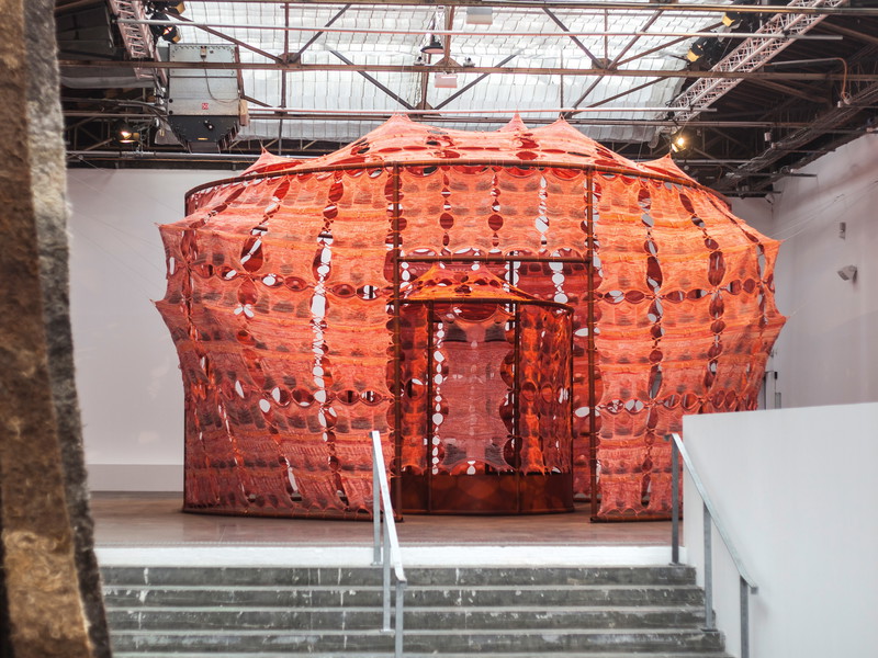 Ähnlich wie Deutschland, die USA (ein Pavillon zum Thema Plastik!) und viele andere werden sich die Briten dem Thema Materialien in der Architektur widmen. Genau gesagt »non-extractive materials«, also postfossilen und nachhaltigen. Dies wird kombiniert mit einem fröhlichen Pluralismus, der die Architekturwelt des UK in euphorischen Räumen einfängt. Auf diese sachlich-emotionale Kombination darf man wirklich gespannt sein. britishcouncil.org