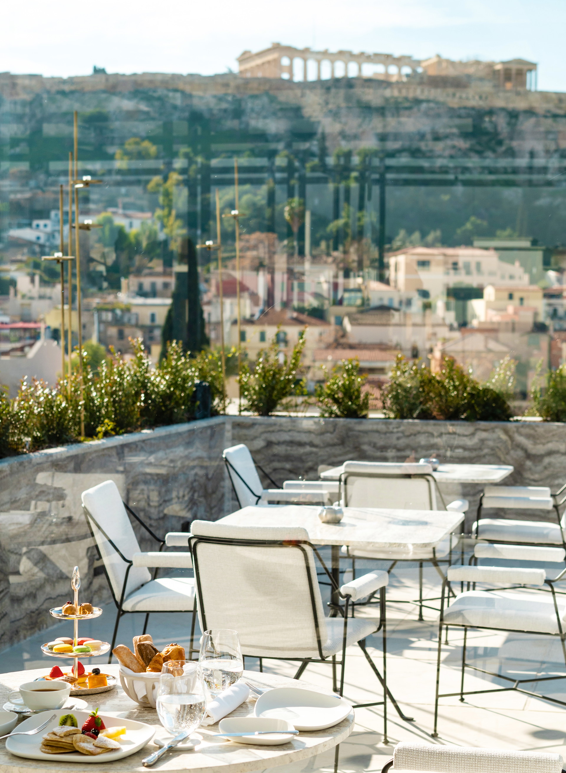 Einen der wohl begehrtesten&nbsp;Aussichten ganz Athens ergattern Gäste des neu eröffneten »The Dolli«-Restaurants im gleichnamigen Hotel: Die »feminine Aura« des Fünf-Sterne-Hauses zeigt sich auch auf der ­Dachterrasse, die sich das Restaurant mit einem Infinity-Pool teilt. Für das&nbsp;Design zeichnet der griechische&nbsp;Architekt Stelios Kois verantwortlich. thedolli.com
