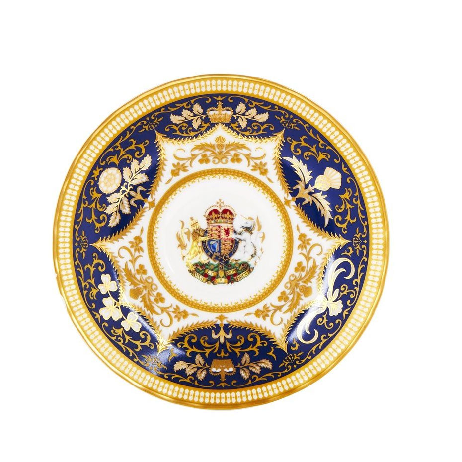 Krönungsmahl Der Teller im Krönungslook ist ein Souvenir zum Krönungstag. Das Porzellan wird in Staffordshire hergestellt, das Finish wird von Hand gemacht und mit 22 ct Blattgold verziert. Historicroyalpalaces.com



