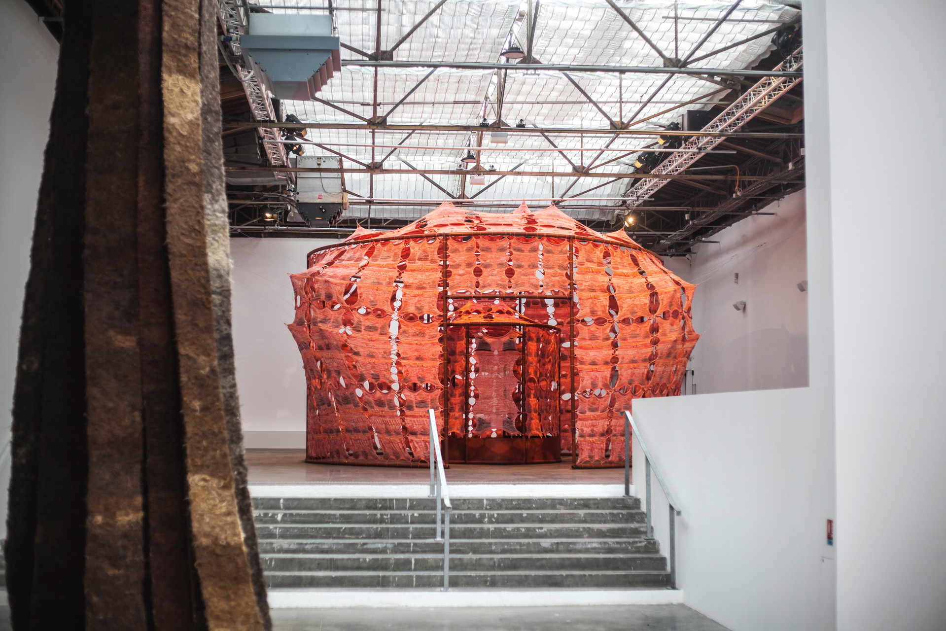 Ähnlich wie Deutschland, die USA (ein Pavillon zum Thema Plastik!) und viele andere werden sich die Briten dem Thema Materialien in der Architektur widmen. Genau gesagt »non-extractive materials«, also postfossilen und nachhaltigen. Dies wird kombiniert mit einem fröhlichen Pluralismus, der die Architekturwelt des UK in euphorischen Räumen einfängt. Auf diese sachlich-emotionale Kombination darf man wirklich gespannt sein. britishcouncil.org