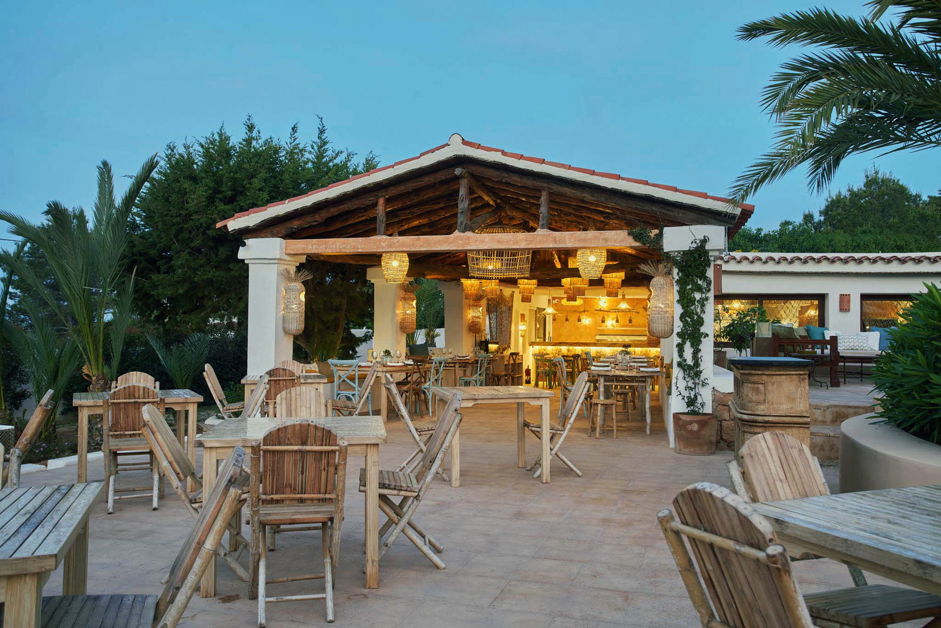Up and coming: Das »Los Olivos« ist&nbsp;eines von zwei Restaurants des erst kürzlich als Beaumier-Boutiquehotel wieder eröffneten Hotels »Petunia« auf Ibiza. Mit seiner Open-Air-Atmosphäre und dem Blick auf den schicken Pool verspricht es entspannte Nachmittage und Abende bei&nbsp;traditioneller mediterraner Küche. petuniaibiza.com