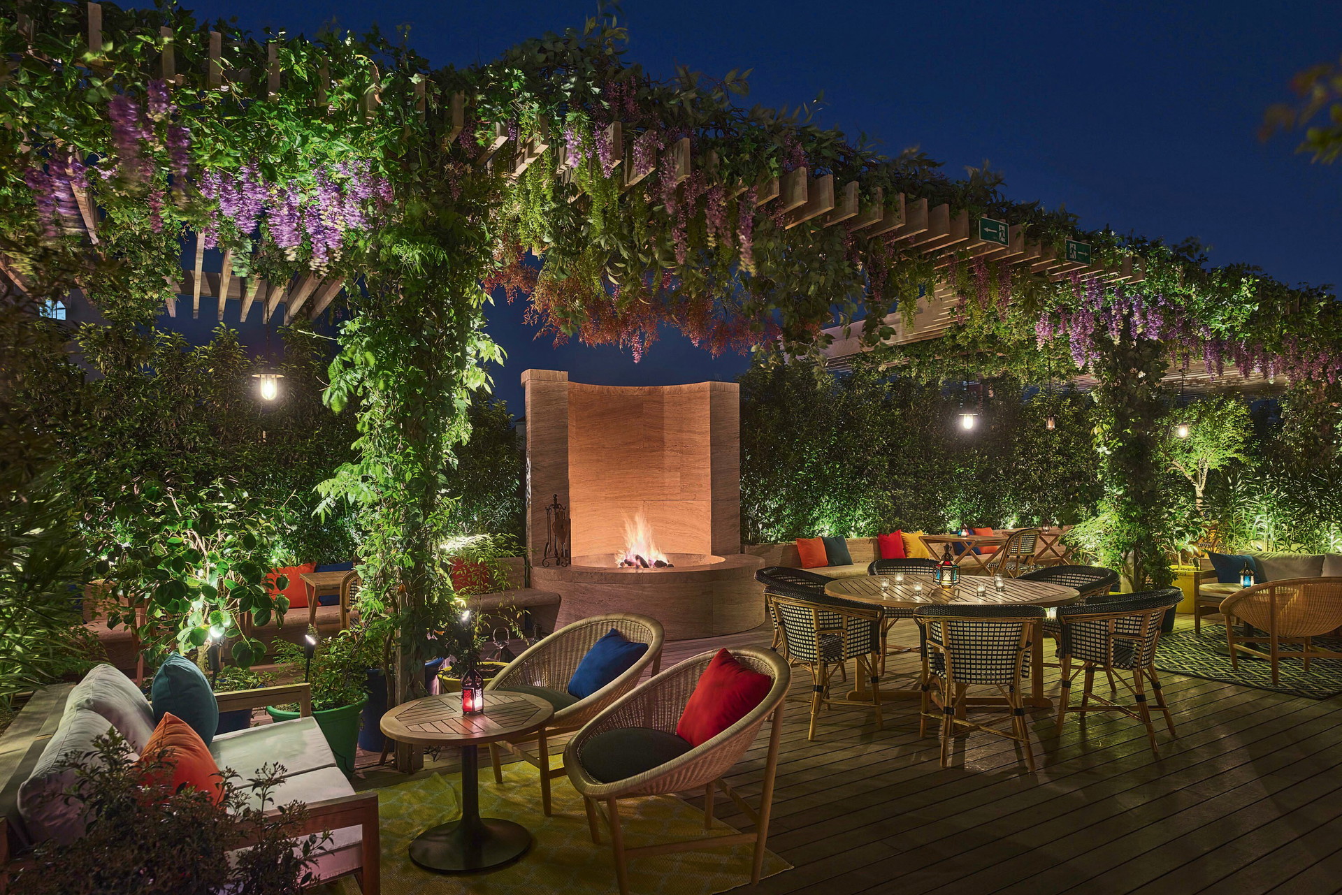 »Oroya«: Das Rooftop-Restaurant, in dem Diego Muñoz peruanische Klassiker kreativ interpretiert, beweist dank Ian&nbsp;Schrager, demauch in gestalterischer Hinsicht Geschmack. Zwischen Küsten, Anden und Dschungel gedacht, lässt man sich unter bunten Laternen und dem Blätterdach in schicken Korbstühlen nieder – ein echtes&nbsp;Genussrefugium mitten in Madrid.&nbsp; oroyamadrid.com