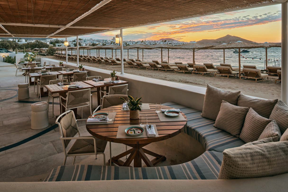 Im »Cosme Hotel« auf Paros, das wie ein kleines Dorf anmutet und an die Gassen Naoussas erinnert, befindet sich das »Parostià«. Dessen Kulinarik weiß ebenso zu gefallen wie der&nbsp; »Aegean Touch« des Restaurants.&nbsp;Designt von ID Laboratorium, lädt&nbsp;das Open-Air-Lokal unter der Leitung von Chef Yiannis Kioroglou seit Mitte 2022 zu herausragender Cuisine mit Meerblick. cosmehotelparos.com