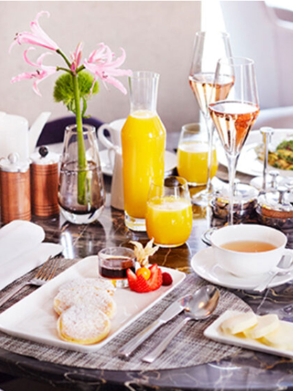 VERANDA Sorglost bruncht es sich zum Muttertag im Restaurant des Sans Souci. Zum Muttertag wird das Frühstücksbuffet um köstliche Brunch Spezialitäten erweitert. Für 69 EUR pro Person ist ein&nbsp;Glas Laurent Perrier Champagner,&nbsp;&nbsp;à&nbsp;la carte Eigerichte, zwei Heißgetränke sowie zwei Gerichte von der Muttertagsspecial-Auswahl inkludiert.