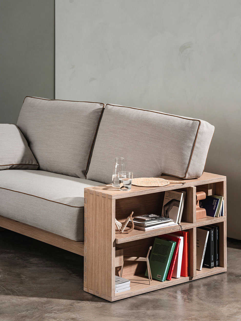 Regale zum Kuscheln&nbsp;Ein Kontrast von harten und weichen&nbsp;Materialien und eine Hommage an das Handwerk: Die Sofa-Serie »Mariya« für&nbsp;Andreu World kombiniert Polster mit einem Rahmen aus schraubenlos verbundenen Holzplatten, die als Stauraum dienen.