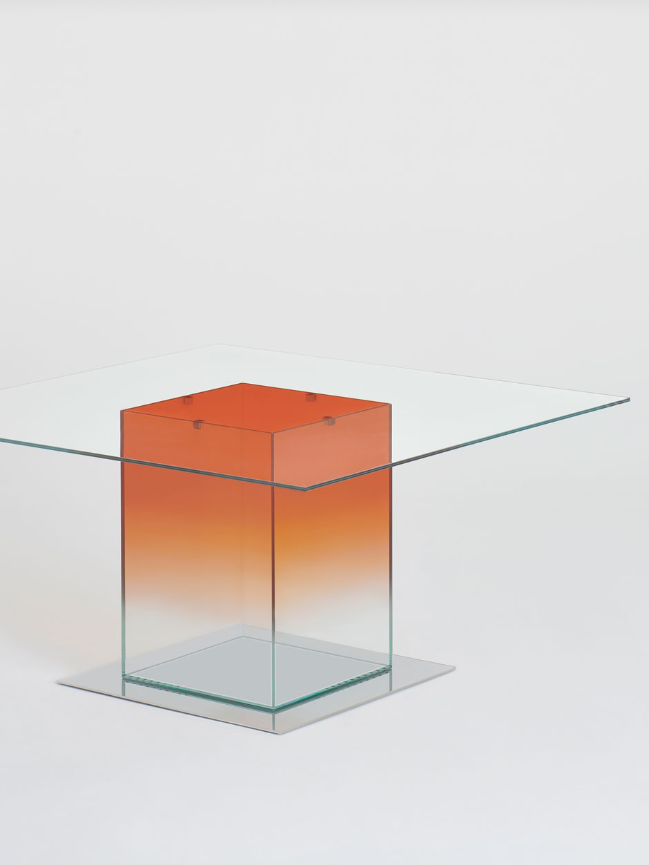 Tisch »DONALD«&nbsp;Der hohe Tisch für Glas Italia ist ein Spiel mit Abstufungen der Durchsichtigkeit – und ein Stück listigen Starck-Humors: »Durch die Magie von Transparenz, Spiegelung und Brechung kann ein Donald einen Donald verbergen«. Die Farben: Schwarz und Orange. Ein Schelm, wer Böses dabei denkt.