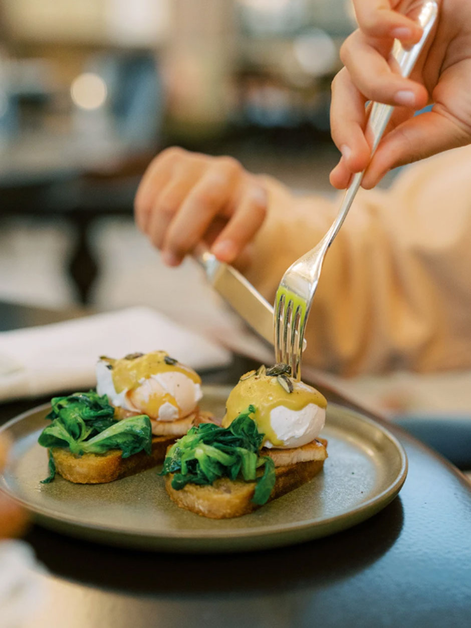 THE BANK&nbsp;Das Wiener Innenstadtlokal offeriert ein Muttertags-Special für alle verwöhnten Mamas. Der Mama-Brunch verspricht eine elegante Atmosphäre und verleiht dem Tag ein ganz besonderen Start. Für&nbsp;109 EUR pro Person brucht man gemütlich und in chicer Atmosphäre. thebank.com