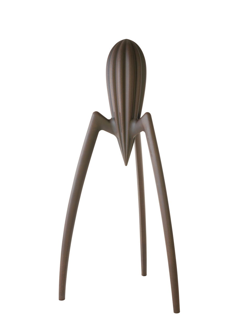 Unsterblicher Alien&nbsp;Sie ist eine der Starck-Ikonen: Die Zitruspresse »Juicy Salif« von Alessi. 2021 wurde sie neu aufgelegt in der XXL-Version, und das Bonmot ihres Erfinders gilt immer noch: »Meine Zitruspresse ist nicht dazu da, Zitronen zu pressen, sondern Gespräche herauszufordern.«&nbsp;