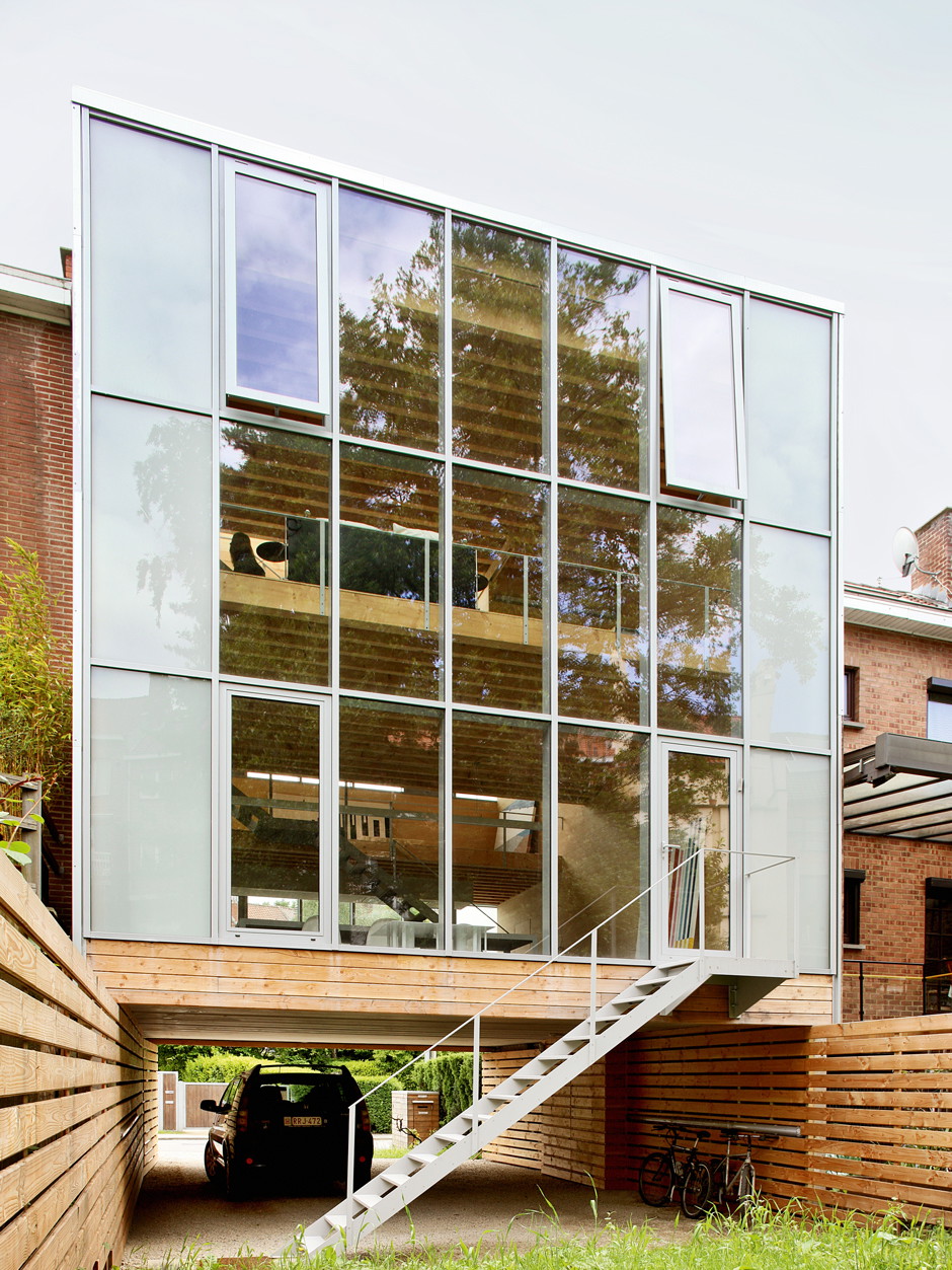 Erste Reihe fußfrei&nbsp;Einfach, aber genial: Bei seinem »Void House« in Brüssel ließ Architekt Gon Zifroni das Erdgeschoß komplett weg, mittels Schiebetor lässt sich der Hof bei Bedarf von der Straße trennen.