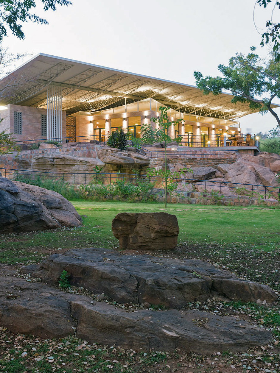 Cooles Haus&nbsp;Ein Geschenk zum Jubiläum: Zum 50.&nbsp;Jahrestag der Unabhängigkeit wurde der Nationalpark von Mali in der Hauptstadt Bamako neu eröffnet. Architekt Diébédo Francis Kéré schuf dazu ein Nationalparkzentrum, das auch klimatisch klug funktioniert und sich selbst kühlt.&nbsp;kerearchitecture.com