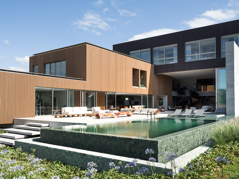 Fünf Elemente&nbsp;Holz, Glas, Stein, Wasser&nbsp;– und viel Licht. Das zusammen ergibt ein glänzendes Wohn- und Wohlgefühl im Haus von Telenovela-Star Cláudia Raia.
