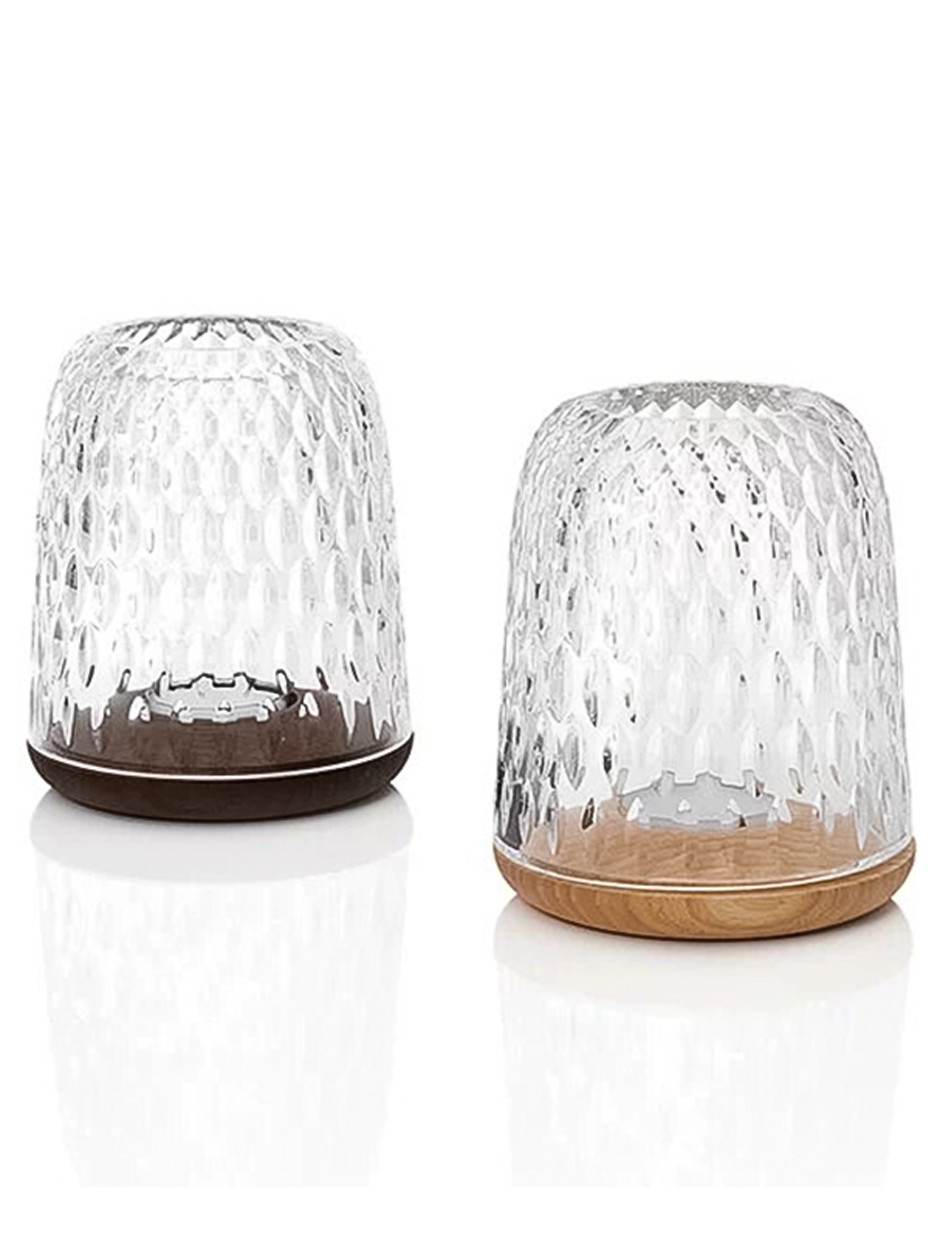 Schöner Schein&nbsp;Die Windlichter »Folia« der Manufaktur Saint-Louis sind aus Eschenholz und mundgeblasenem, handgeschliffenem Kristallglas über thelightcouture.com