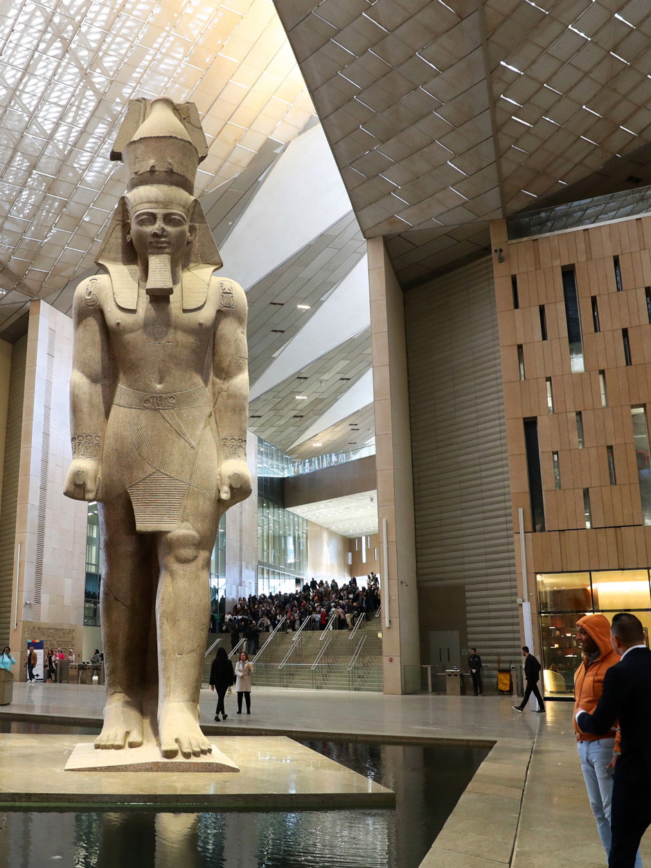 Große Geste&nbsp;Neben der neuen Hauptstadt ist es eines der Prestigeprojekte Ägyptens: das Grand Egyptian Museum in Gizeh. Seit 2003 wird daran geplant, politische Umstände führten immer wieder zur Verzögerung. Jetzt soll es Ende 2023 eröffnen&nbsp;– vermutlich. Aber besichtigen kann man das gigantische Gebäude jetzt schon.&nbsp;visit-gem.com