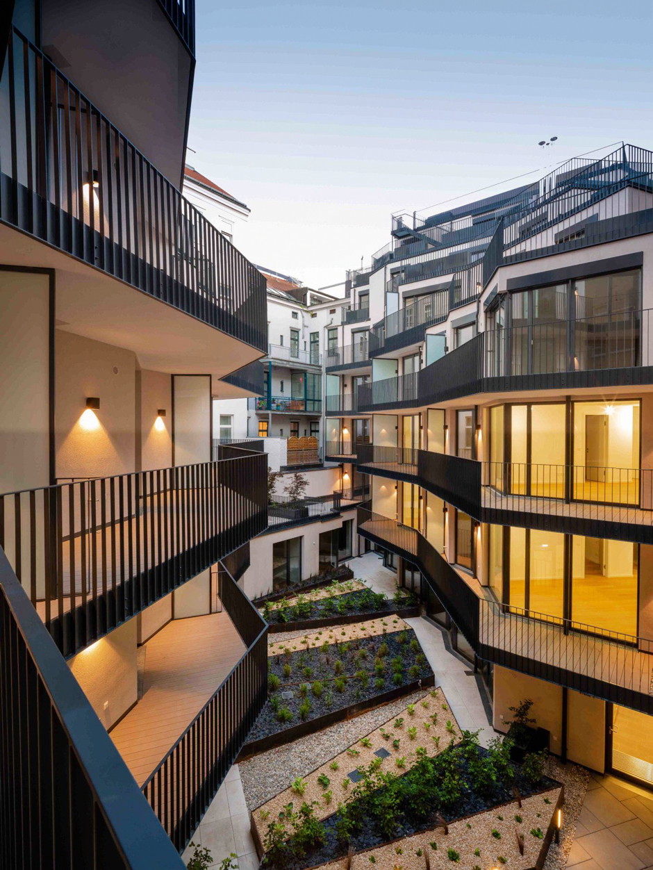 Tief Luft holen&nbsp;Auch im dicht bebauten Gründerzeitviertel kann ein Erdgeschoß mehr sein als Abstellfläche für Mistkübel: Beim Projekt in der Wiener Josefstadt von Liv Immobilien wurde eine Gartenfläche im Hof angelegt. liv.at