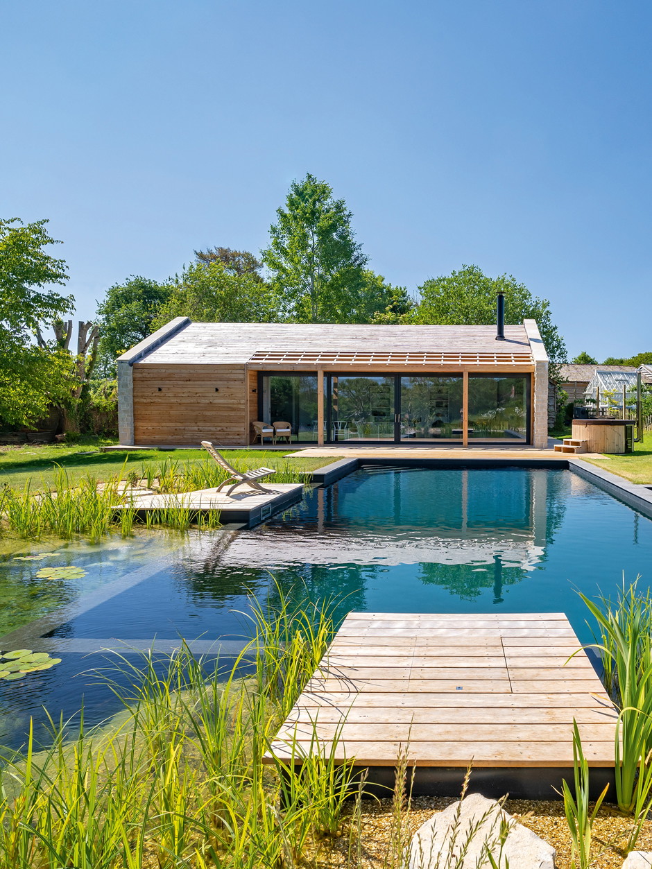 Abkühlung&nbsp;Swimming-Pond-Hybrid in Wiltshire. Hier werden Natur, Steg und Poolhaus in höchster Eleganz eins.