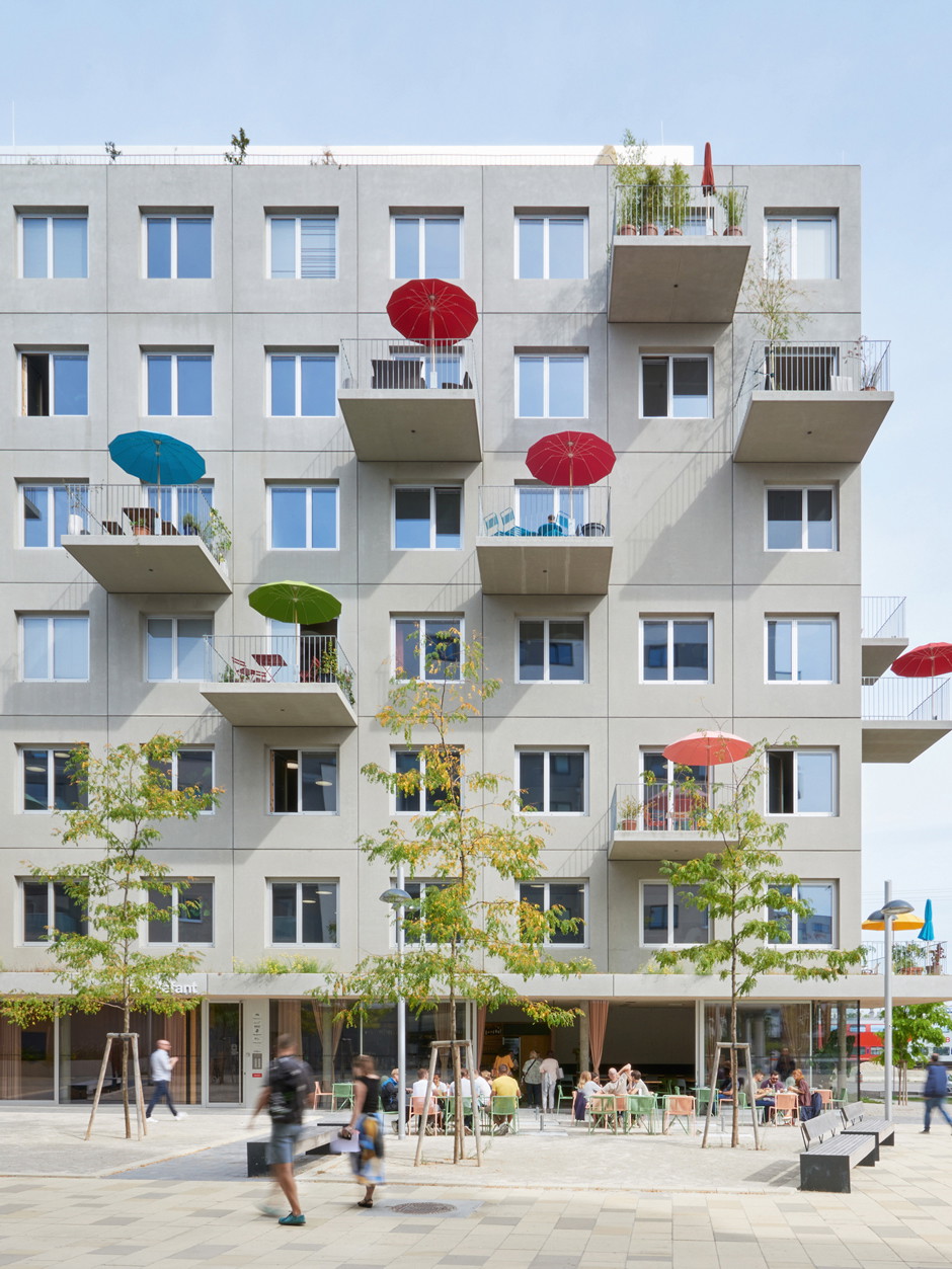 Freundlicher Riese&nbsp;Als eines der Quartiershäuser fürs Sonnwendviertel belebt der »Stadtelefant« das neue Quartier. Nach anfänglichen Schwierigkeiten funktioniert auch die Gastronomie im Erdgeschoß heute bestens.&nbsp;franzundsue.at
