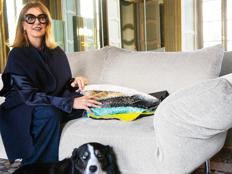 Mit viel Freude bei der Arbeit&nbsp;Edra-Gründerin Monica Mazzei ist voll in das tägliche Geschehen der Firma involviert. Hier in ihrem Showroom im Mailänder Palazzo Durini auf dem Sofa »Standalto« und mit ihrem treuen Begleiter Blu.