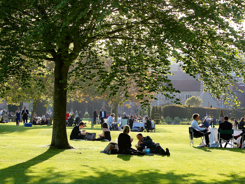 Glyndebourne-Opernfestival&nbsp;Eine Landpartie in Abendgarderobe, ein Picknick und Musikerlebnis&nbsp;– im Sommer lauscht man hier seit 1934 großen Opernstars und zelebriert im Landschaftsgarten die genüsslichsten Pausen.&nbsp;glyndebourne.com
