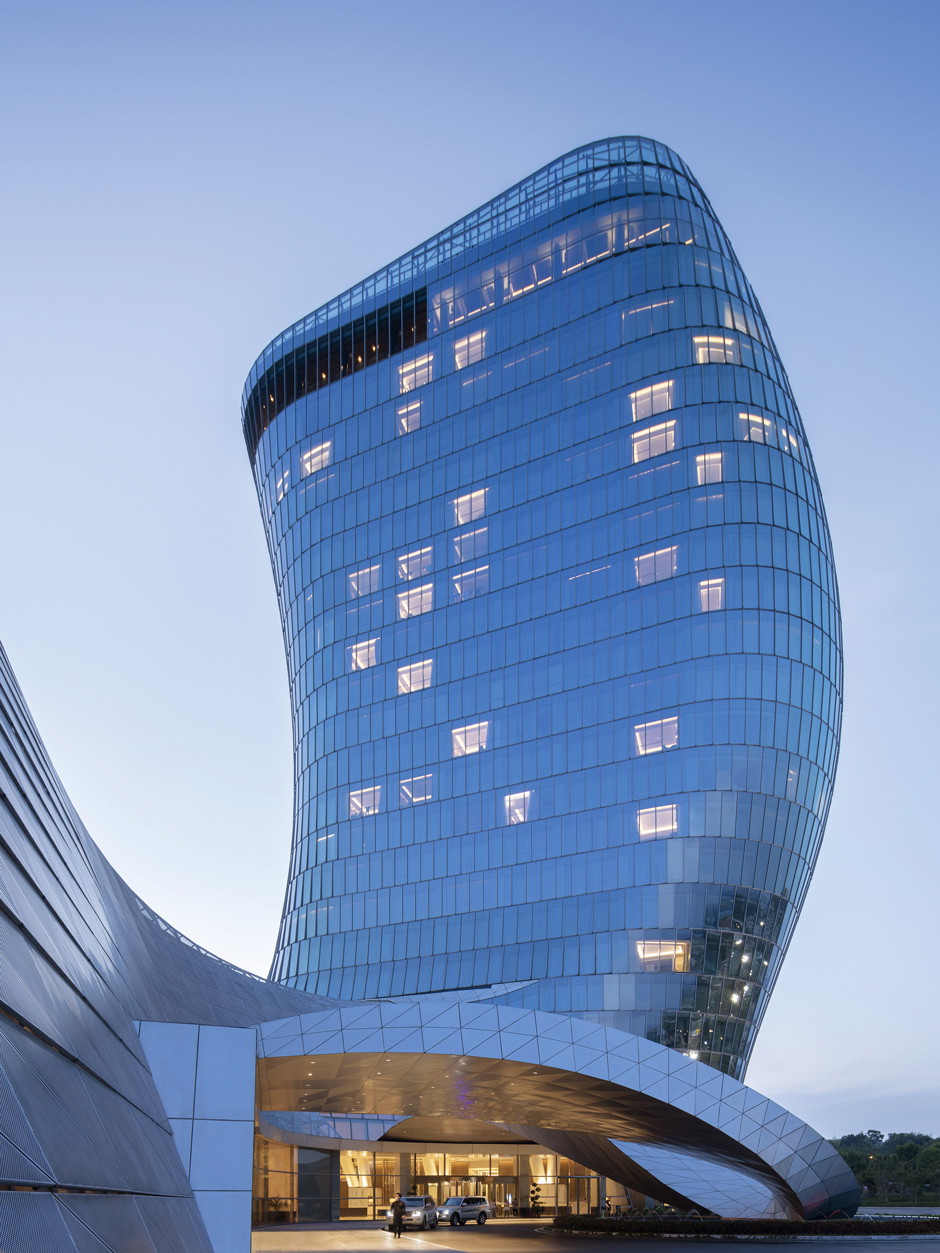 Alles fließt&nbsp;Der »Nefertiti Hotel Tower« bietet 295&nbsp;exklusive Gästezimmer und Suiten. Der Hotelturm erscheint als eine einzige Skulptur. Seine ellipsenförmige, zylindrische Silhouette verändert sich in einem eleganten Fluss von oben nach unten.