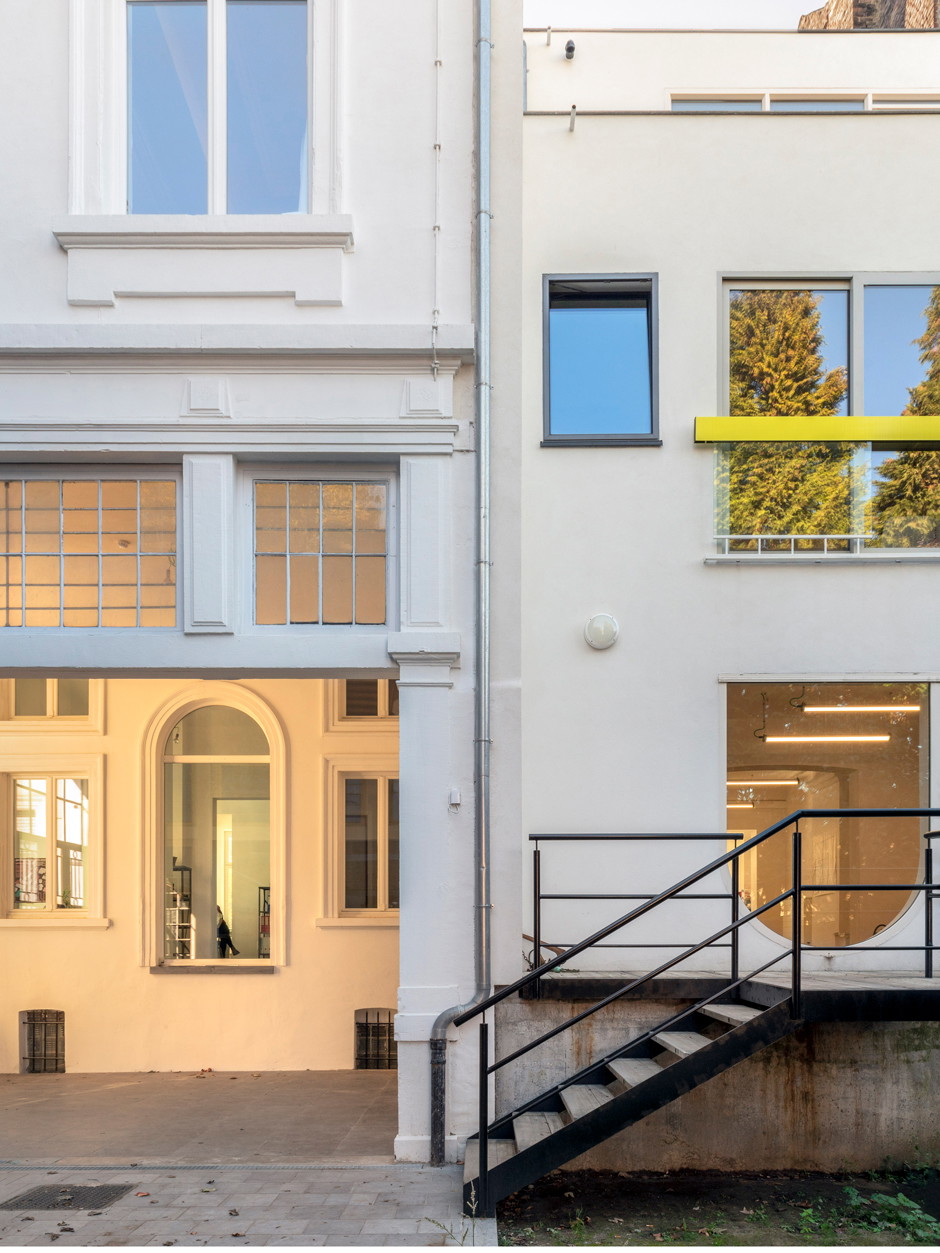 Zinneke House, Brüssel&nbsp;Das belgische Büro Rotor ist darauf spezialisiert, gebrauchte Baustoffe und Bauprodukte in den Kreislauf zurückzubringen. In diesem Bürohaus für die belgische Kunstorganisation Zinneke kamen unter anderem gebrauchte Fenster, Türen und Stiegenbrüstungen zum Einsatz.&nbsp;rotordb.org, zinneke.org