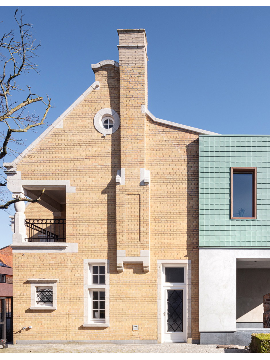 Monumen(T)huis, Ingelmunster&nbsp;Erweiterung zu einem Haus aus dem Jahr 1925: Anstatt sich dem Bestand bieder anzupassen, entschied sich das Architektur-büro Declerck Daels, die Fassade mit einem klassischen Dachmaterial zu verkleiden – mit vorpatinierten Kupferschindeln. Das Projekt wurde zum »Building of the Year 2021« gekürt.&nbsp;declerck-daels.be