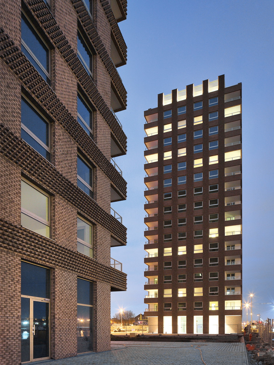 Westkaai Towers, Antwerpen&nbsp;Am Rande des Hafens entwarf der britische Architekt Tony Fretton die beiden 17-stöckigen Westkaai Towers. Durch die quer hinausragenden Ziegel entsteht auf der Fassade ein spannendes Licht-und-Schatten-Spiel. Das Projekt wurde mit dem Brick Award 2018 ausgezeichnet.&nbsp;tonyfretton.com, brickaward.com
