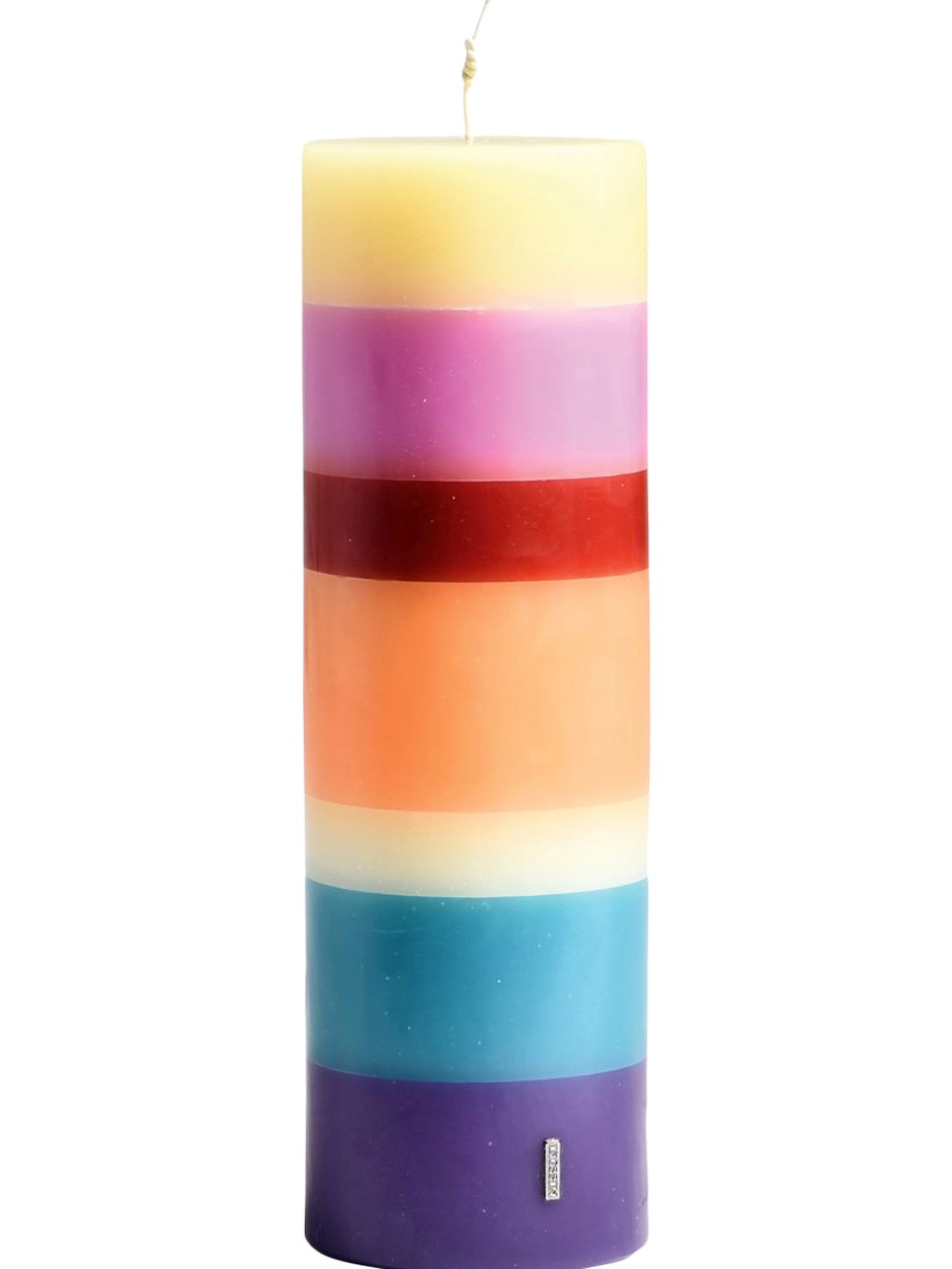 Erleuchtung Die Kerze von Missoni ist durch ihre Größe und ihr mehrfarbiges Design ein wahrer Blickfang und kann perfekt als Designelement eingesetzt werden. missoni.com