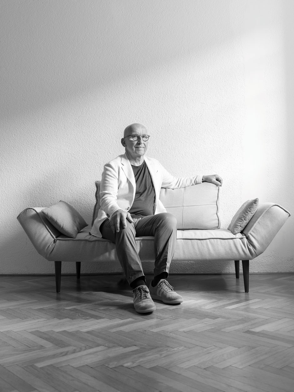 »Das Baden und Schwimmen am Privatgrundstück ist in der Nachkriegszeit entstanden, also mit dem Siegeszug des Einfamilienhauses und dem zunehmenden Wohlstand unserer Gesellschaft.«&nbsp;Johann Poinstingl CEO von Leidenfrost&nbsp;
Der Zuhauseurlauber&nbsp;Für Johann Poinstingl ist der private Swimmingpool im Garten eine wichtige Freizeitoase. Sein eigener Pool ist beheizt und somit sechs Monate im Jahr nutzbar.&nbsp;