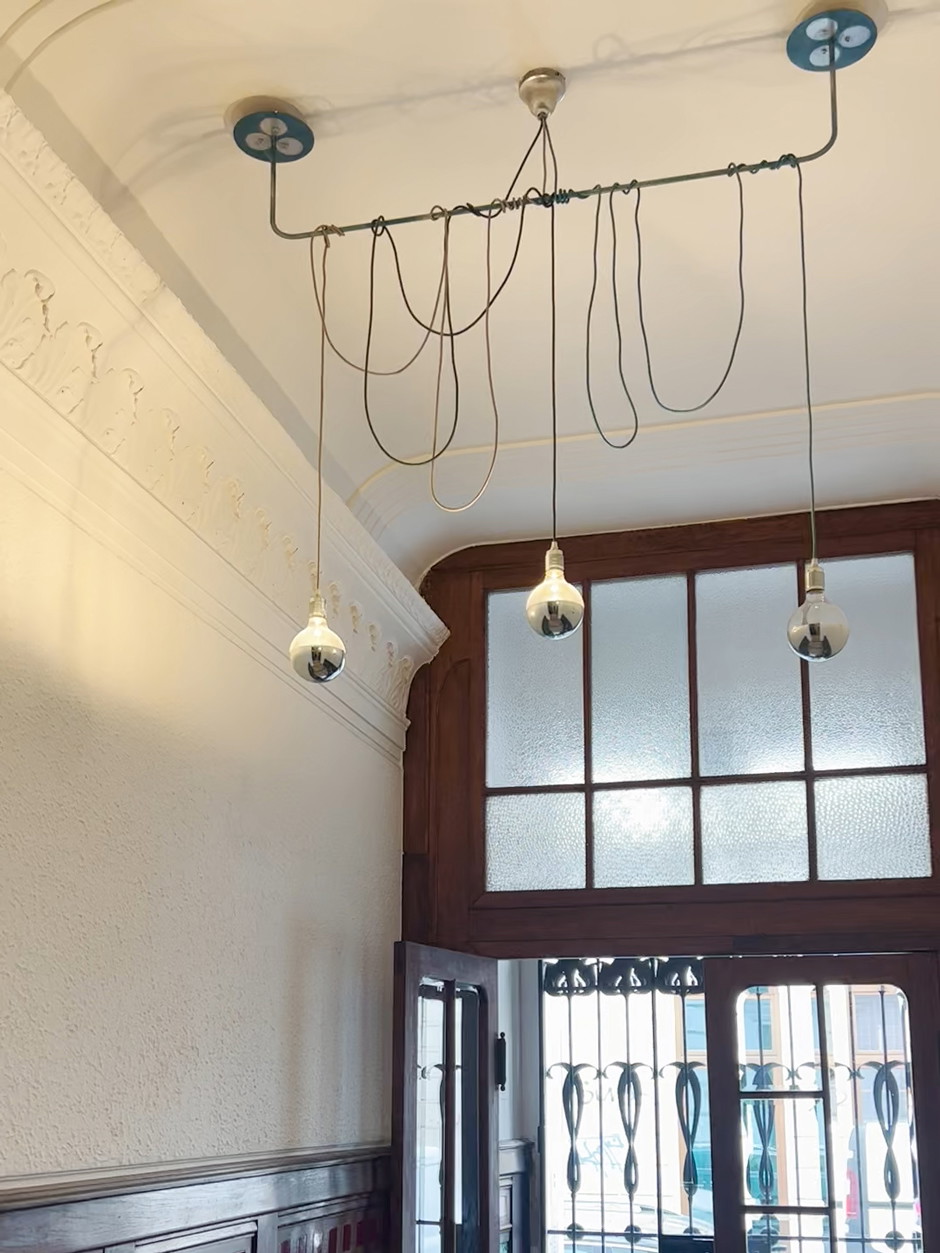 Eine Lichtskulptur der Künstlerin begrüßt die Besucher:innen am Eingang zum Atelier.