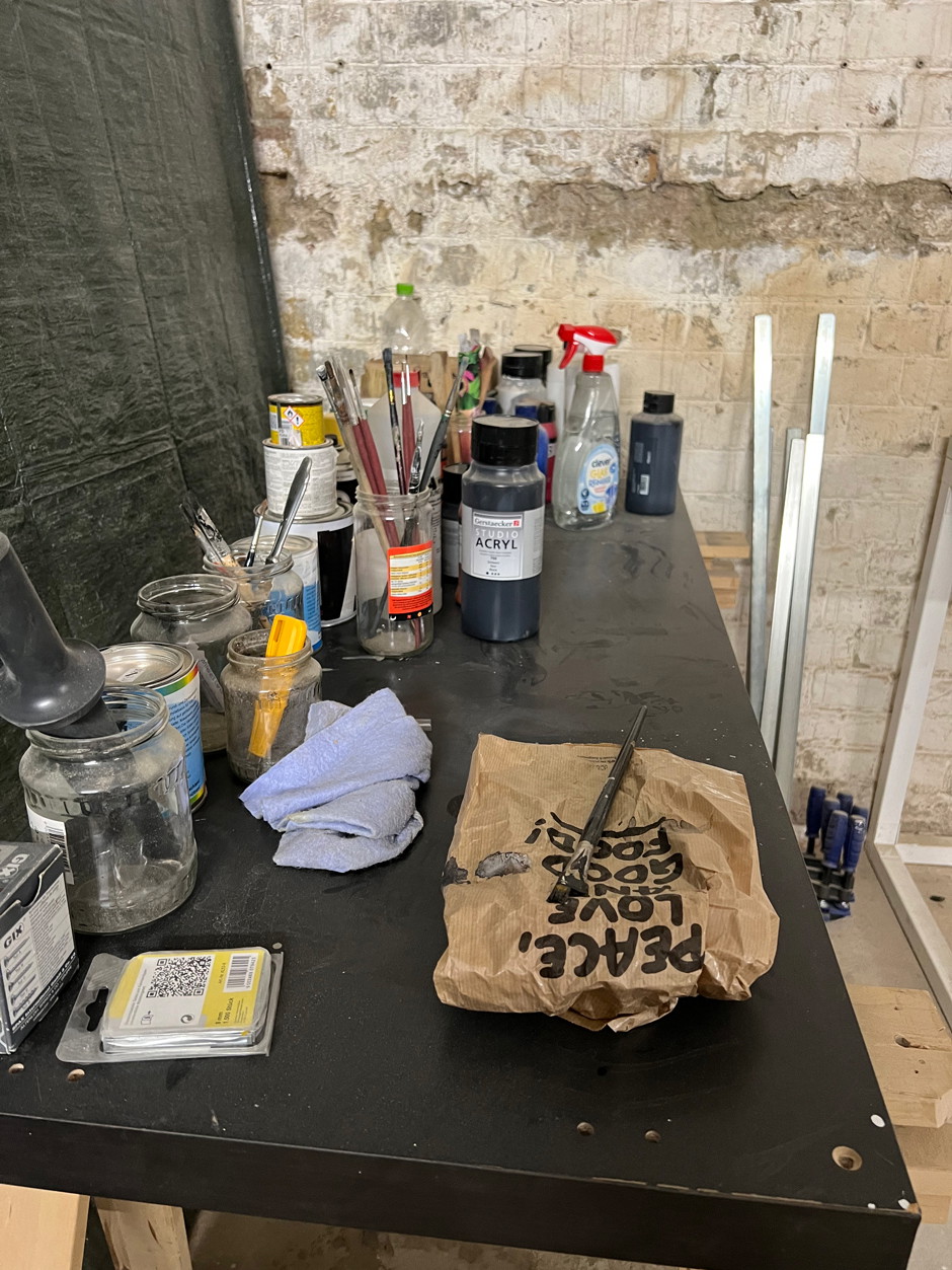 Viele Arbeitsutensilien befinden sich im Atelier.
