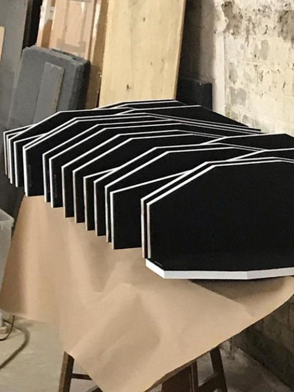 Die Platten des Reliefs werden bei der Herstellung nebeneinander aufgereiht.&nbsp;