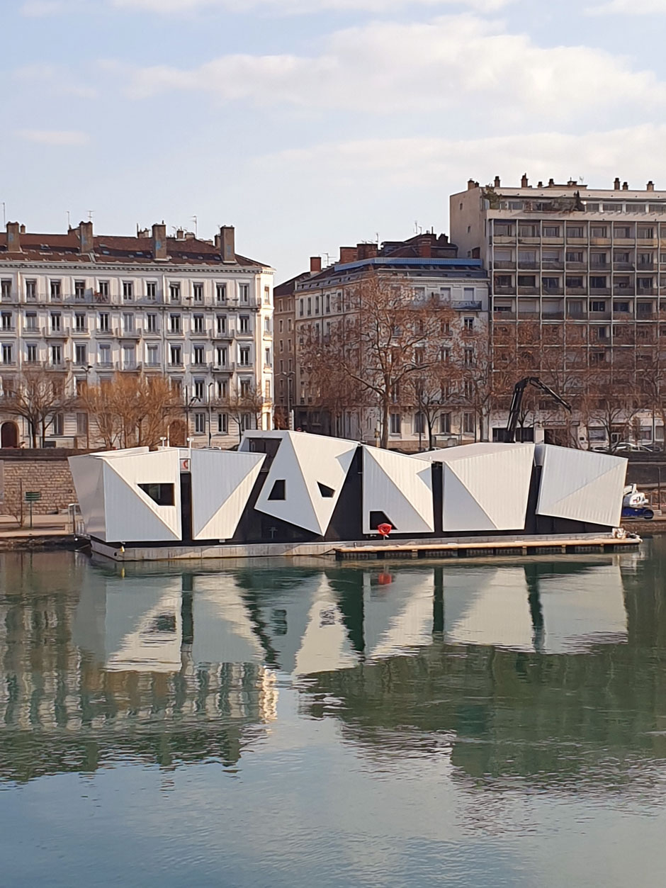 »L’île Ô« in Lyon, Frankreich&nbsp;Anfang 2023 entstand am Ufer der Rhone in Lyon das Theater L’île Ô, das in Form von schwimmenden Bühnen gestaltet ist. Der Rumpf stammt vom niederländischen Unternehmen Hercules, das seit Jahren für seine schwimmenden Gebäudefundamente bekannt ist. Entworfen wurde die Konstruktion von Waterstudio.&nbsp;herculesfc.nl, waterstudio.nl